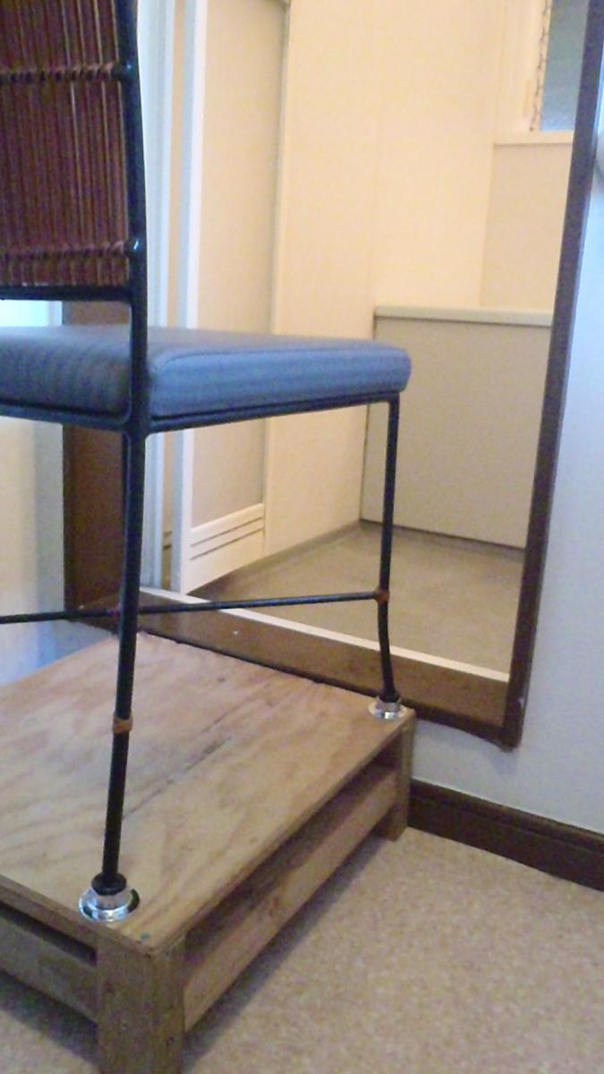 椅子の下に台を置き、浴室に高さを合わせる。そして、すのこも高くして、全体の凹凸をなくす。